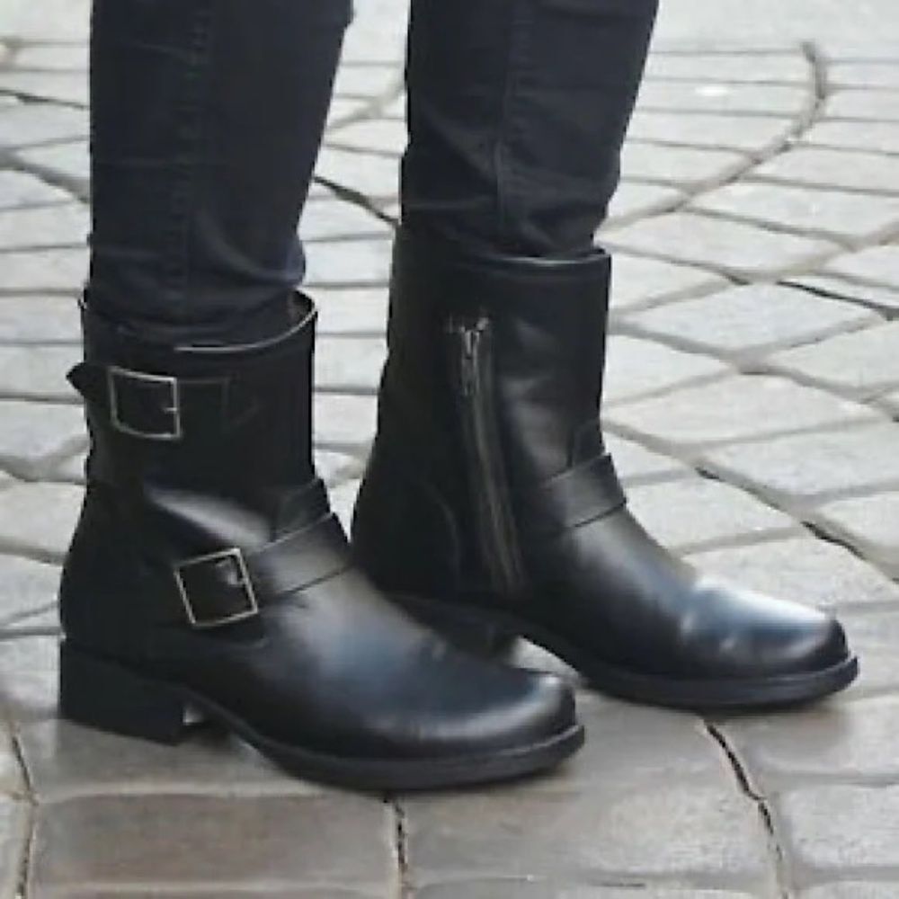 Frye Vicky‎ Engineer Style Moto Leather Ankle Boots Sz 8.5